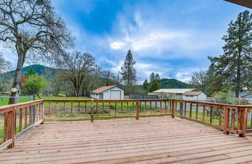 Grants Pass House | Fishing & Rafting Retreat: 7 Mi to Rogue River!