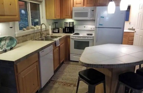 Lakebay Cottage | Five Peaks Cottage Beach HotTub Kayaks Treehouse