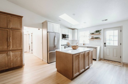 Mill Plain House | Flash Deal! Modern Family Retreat 3BR Single Story Large Yard Newly Furnished