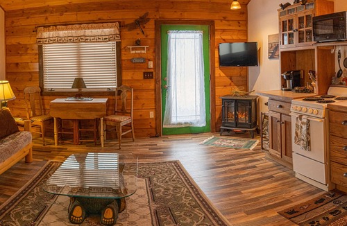 Woods Bay Cabin | Flathead Bear Getaway Cabin - 1 mile to a Flathead Lake Beach