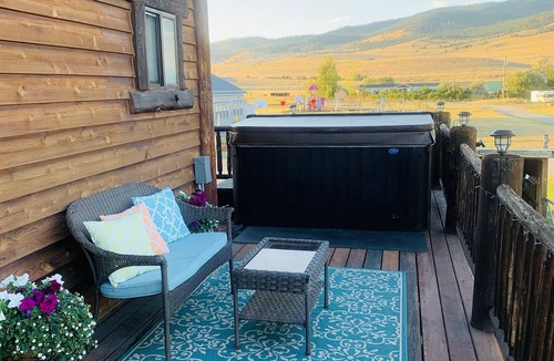 Dayton Apartment | Flathead Lake Shabby Chic w/HOT TUB!