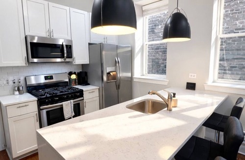 West Town Apartment | Flexhome West Town · Spacious 2BR Duplex · Sleeps 8