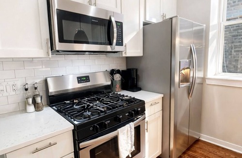 West Town Apartment | Flexhome West Town · Spacious 2BR Duplex · Sleeps 8