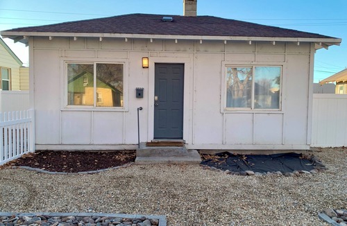 Burley House | Flexible Stay, Near Hospital & Fairgrounds, W&D, 3 Queen Beds
