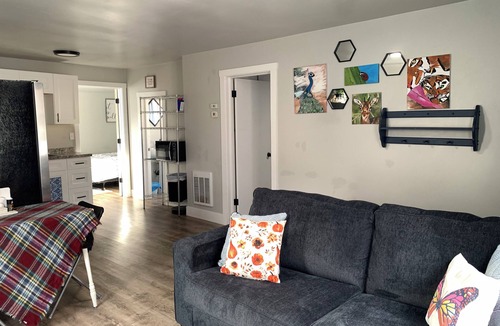 Burley House | Flexible Stay, Near Hospital & Fairgrounds, W&D, 3 Queen Beds