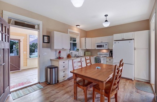 Oroville Cottage | Flip Flop Inn - Enjoy VB's full amenities!