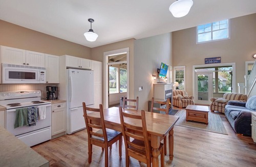 Oroville Cottage | Flip Flop Inn - Enjoy VB's full amenities!