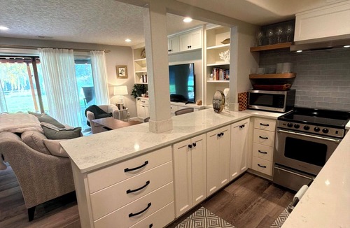 Walla Walla East House | Forrest Retreat — Charming 2-BR Suite w/private Jacuzzi & Patio