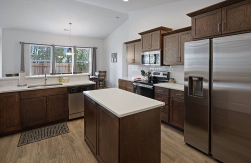 Oregon Water Wonderland House | Four Seasons Retreat - Fun! Hot Tub, Garage Game Room, Fenced Yard