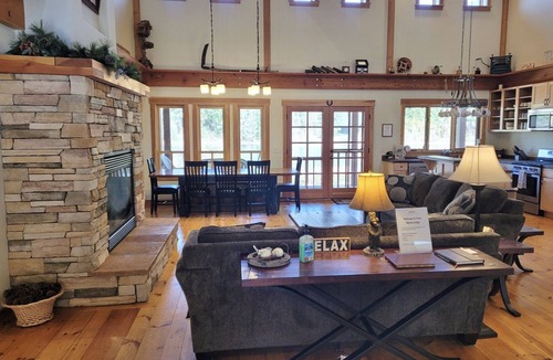 Mazama House | Four Sisters Lodge 3 Bedroom Option-Dog Friendly, Walk to Ski Trail!