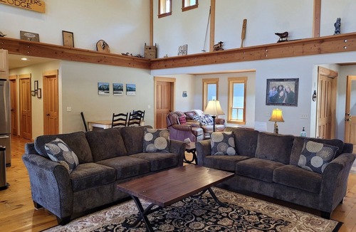 Mazama House | Four Sisters Lodge 3 Bedroom Option-Dog Friendly, Walk to Ski Trail!