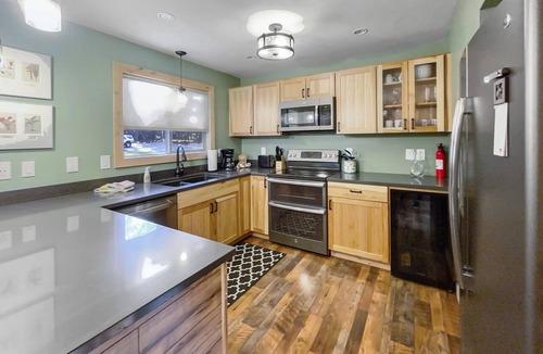 Sisters Condo | Fourth Sister Retreat - Great location with fireplace, community pool & hot tub
