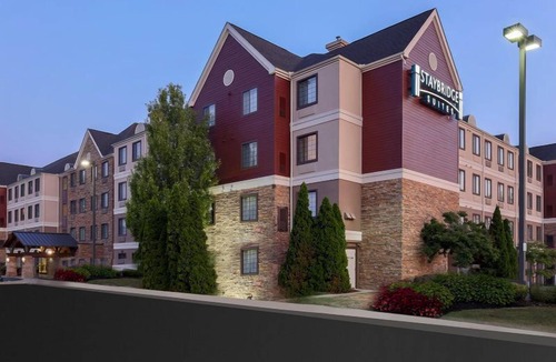 Polaris Apartment | Free Breakfast Buffet. Pool Access. King Suite Near Ohio State University.