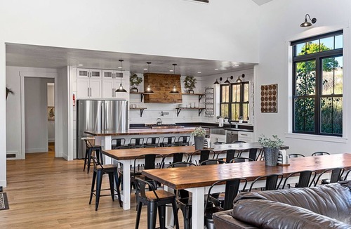 Garden City House | FREE NIGHT-New Farmhouse-SLEEPS 45-Book 3 get 1 free -Most Winter/Spring Days