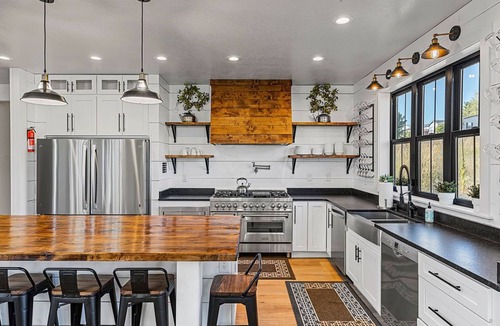 Garden City House | FREE NIGHT-New Farmhouse-SLEEPS 45-Book 3 get 1 free -Most Winter/Spring Days