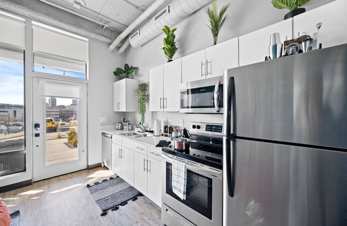 Downtown Des Moines Apartment | Free Parking and Gym - Loft Near Wells Fargo Arena Downtown - Stocked Kitchen