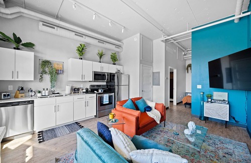 Downtown Des Moines Apartment | Free Parking and Gym - Loft Near Wells Fargo Arena Downtown - Stocked Kitchen