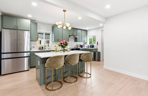 Tukwila House | Fresh Renovated Home 4B/2B Near SEA Airport/Light Rail