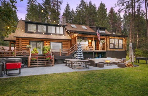 Newport Cabin | From Sunrise to Sunset - Peaceful Waterfront Escape 7 acres, 300+ ft. beachfront