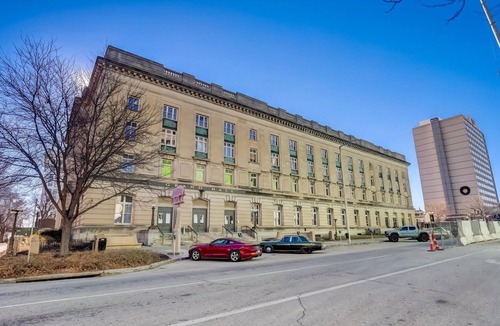 Downtown Lincoln Apartment | Frontdesk | 3 BR Apt by Pinnacle Bank Arena