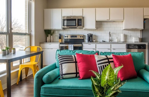 Ames Apartment | Frontdesk | Stylish 1BR Apt Near Theater
