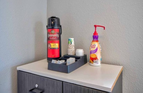 Jonesboro Apartment | Full Bed|Mobility|Tub|Micfridge