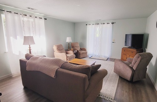 Grants Pass House | Full House: Fenced Backyard, Wi-Fi, Dogs Allowed!