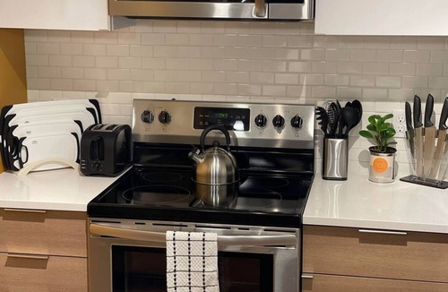 Hilltop Apartment | Full Kitchen-YouTubeTV-Smart Locks/King Bed/Top Fl