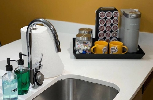 Hilltop Apartment | Full Kitchen-YouTubeTV-Smart Locks/King Bed/Top Fl