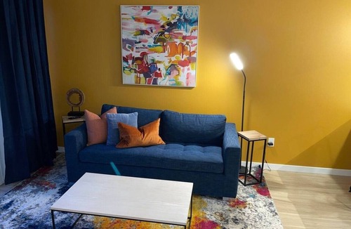 Hilltop Apartment | Full Kitchen-YouTubeTV-Smart Locks/King Bed/Top Fl