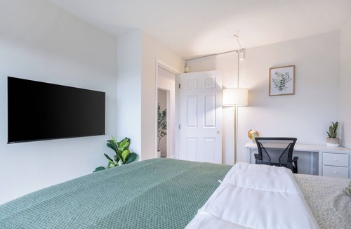 North Queen Anne Apartment | Fully Furnished Private Room in Queen Anne Seattle