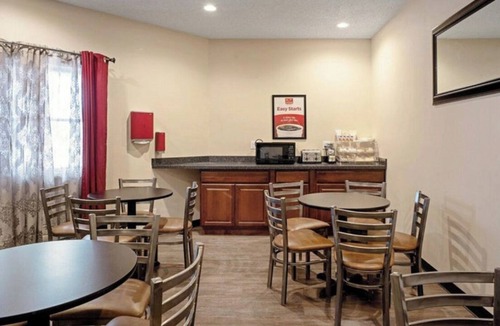 Clinton Apartment | Fully Furnished Studio Available in Clinton, Iowa, 2 week min stay