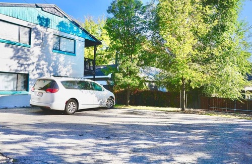 Lower Avenues Apartment | Fully furnished and equipped 30+ day rental near hospitals and University of Utah. Ideal for Traveling Nurses, internships, students, extended medical care or relocation. Free parking. Washer/dryer. Queen bed. Quiet neighborhood. Equipped kitchen.