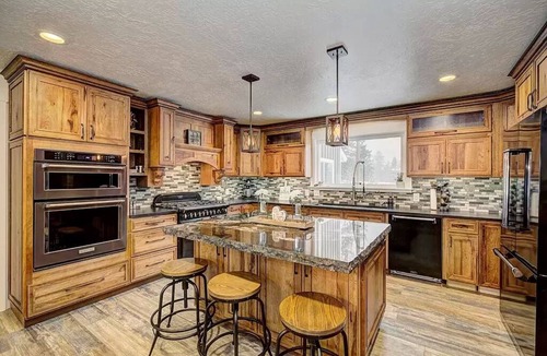 McCall Cabin | Fully remodeled historic Gem - Lodge sleeps 18 Oasis sleeps 22