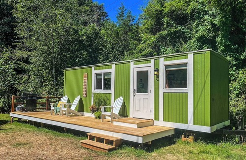 Longview Cottage | Fun and Unique Waterfront Home w/Deck and BBQ - Unique Northwest Vacation Rentals