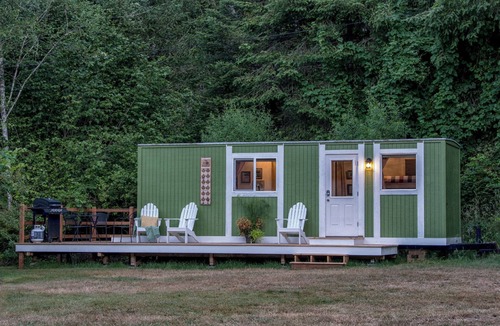 Longview Cottage | Fun and Unique Waterfront Home w/Deck and BBQ - Unique Northwest Vacation Rentals