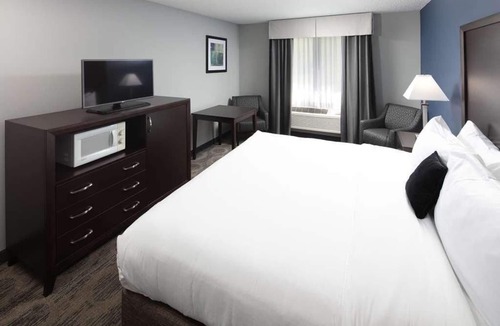 Sequim Hotel | Fun Family Getaway! Free Parking, Pool, Hot Tub & Spa, Nearby Casino!