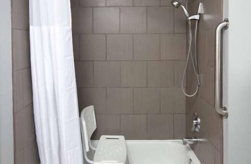 Sequim Hotel | Fun Family Getaway! Free Parking, Pool, Hot Tub & Spa, Nearby Casino!