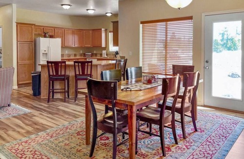 Donnelly Cabin | Fun Getaway with Hot Tub, Arcade, Playground!