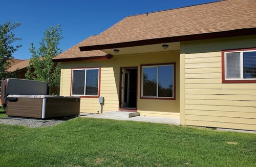 Donnelly Cabin | Fun Getaway with Hot Tub, Arcade, Playground!