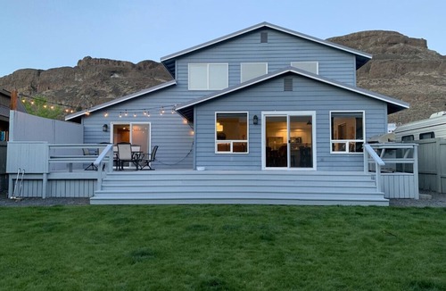 Sunland Estates House | Fun in the Sun! Columbia River, wineries, Gorge concerts - sleeps up to 8