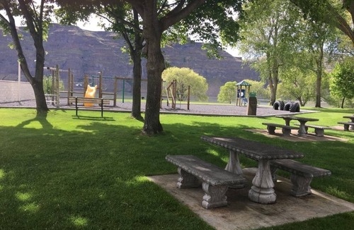 Sunland Estates House | Fun in the Sun! Columbia River, wineries, Gorge concerts - sleeps up to 8