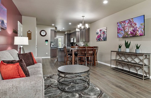 Medford House | Galaxy-Themed, Fastest WiFi, 3 King Beds Home