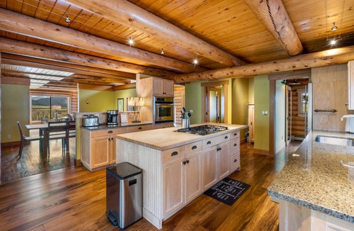 Bozeman House | Gallatin Gateway Sanctuary -Log home with spectacular views and a hot tub!