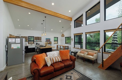 Bozeman House | Gallatin River Retreat: 3BR Home with Hot Tub, Fly Fishing & Stunning Views