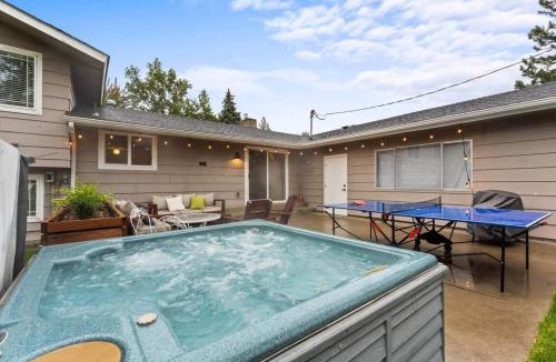 Spokane House | Game On 2 Lounges Ping Pong Firepit Hot Tub