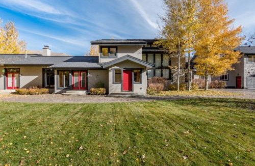 Sun Valley House | Game Room, Outdoor Hot Tub, Two Kitchens, Perfect For Large Families