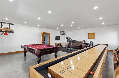 Amsterdam House | Gameroom, B-ball, Pizza Oven, & Campfire.