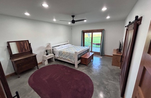 Amsterdam House | Gameroom, B-ball, Pizza Oven, & Campfire.