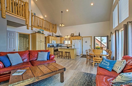 Harbor Village House | Garden City Lake House: Hot Tub & Views!